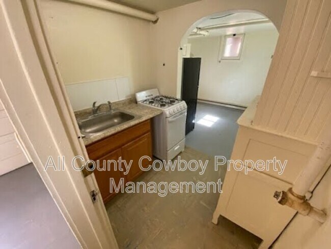 Building Photo - 1319 E Custer St
