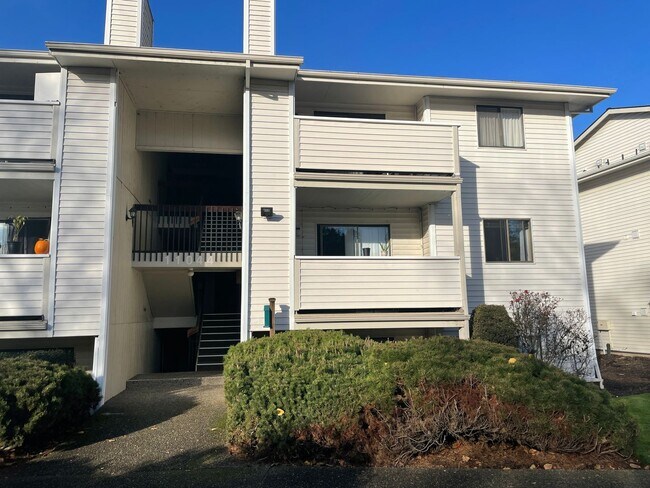 Building Photo - Convenient Location w/ Public Transit Step...