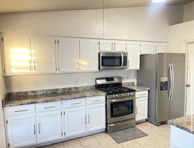 Building Photo - "Spacious 4-Bedroom, 2 Bathroom Home in Oc...