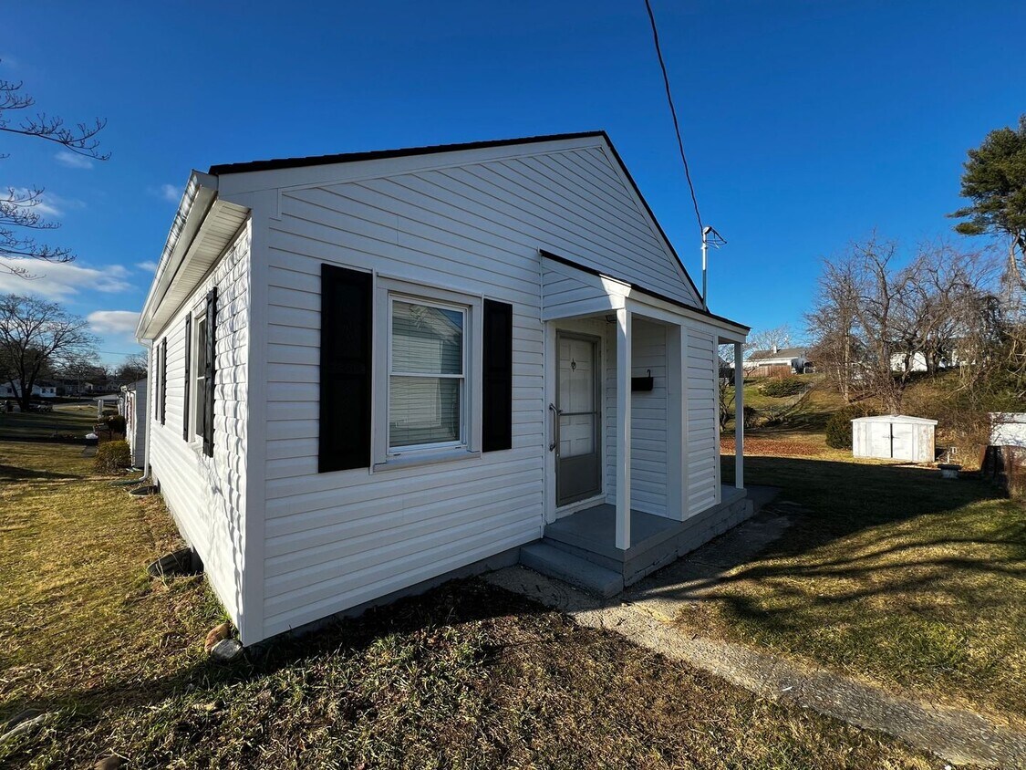 Foto principal - Radford, 2 BR / 1 BA, Available NOW!