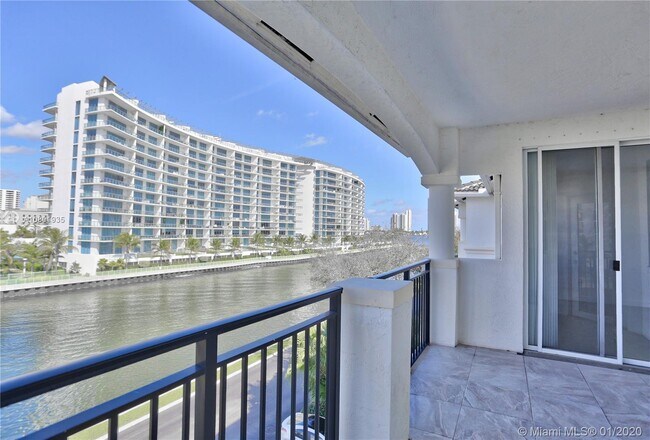 Foto del edificio - VILLAGE BY THE BAY CONDO