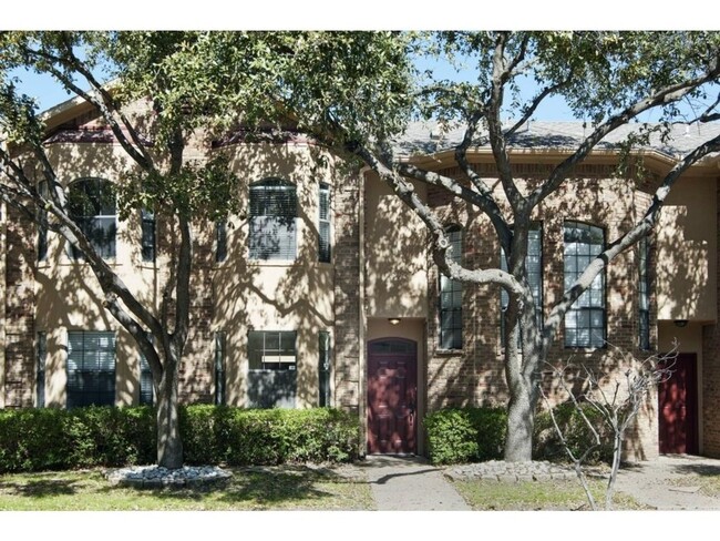 Building Photo - Beautiful Oak Lawn Condo -  2 Bedroom 2 1/...