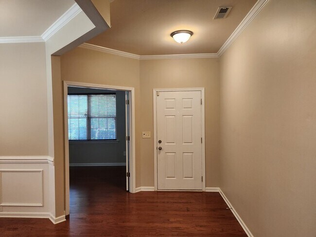 Building Photo - Bright Open floorplan 4 Bedroom 3.5 Bath L...