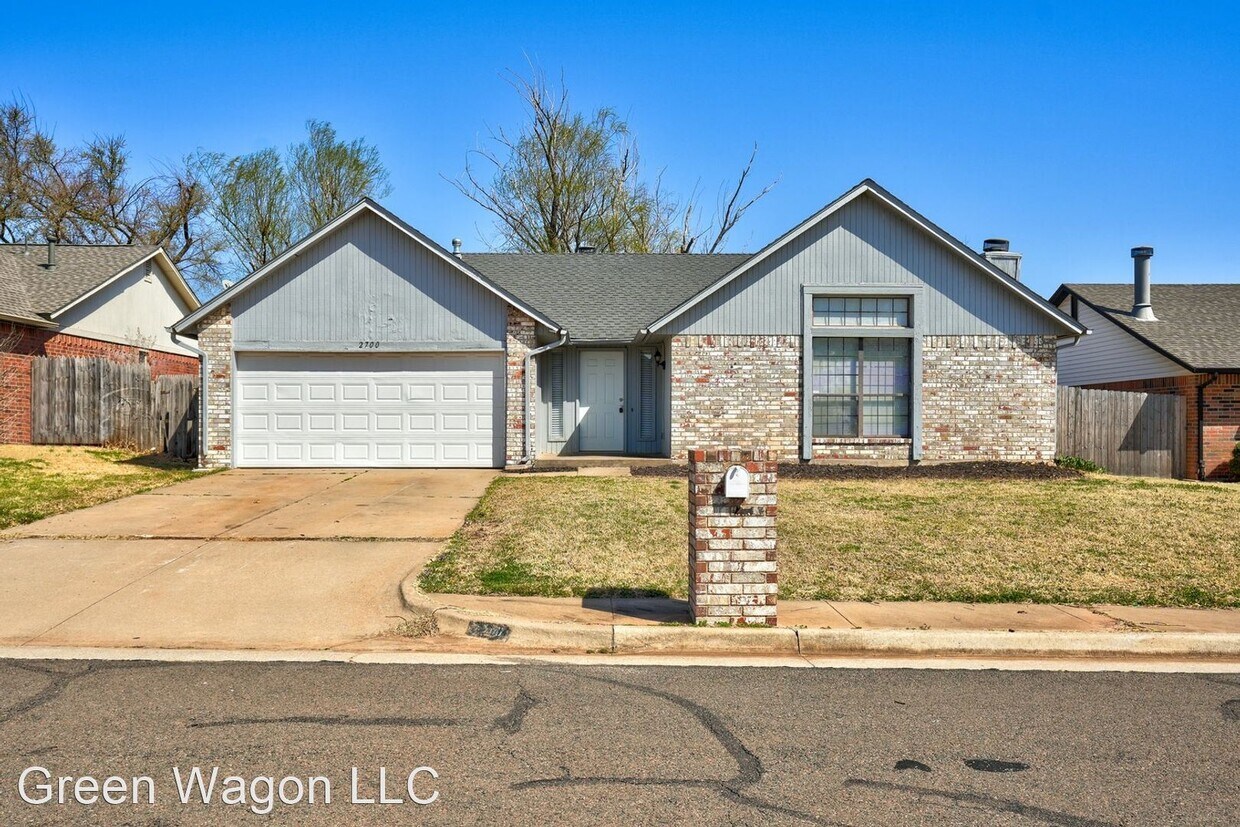Foto principal - 4 br, 2 bath House - 2700 clover glen dr
