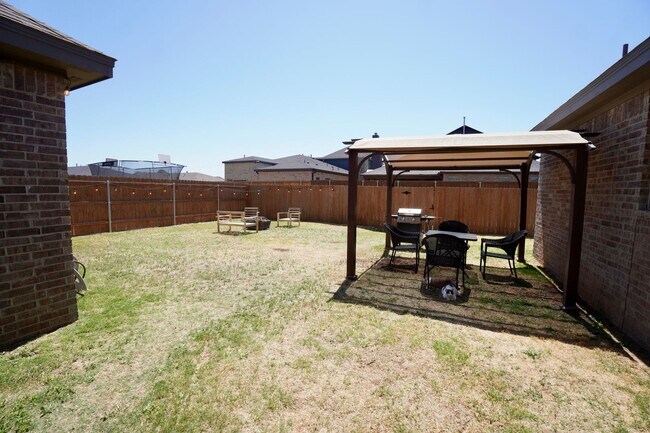 Building Photo - 4 Bedroom 2 bath in Hatton Place!