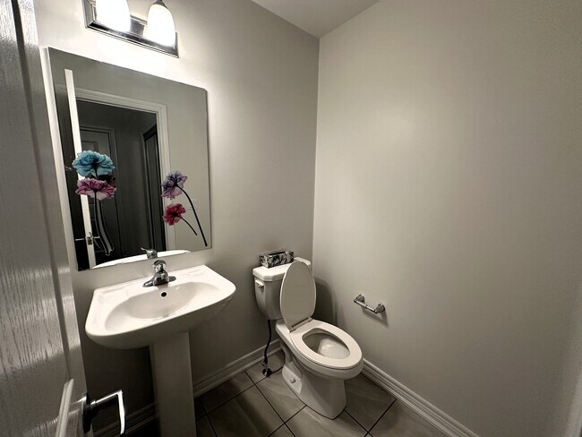 Photo du bâtiment - Corner Townhouse With Finished Basement in Windfields Farm (3 Bed, 2.5 Bath)