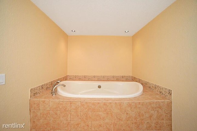 Building Photo - 4 br, 2 bath House - 11086 Lakeaire Cir