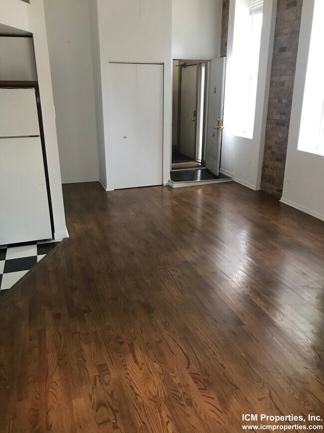 Foto del edificio - 2047 N Hoyne Ave