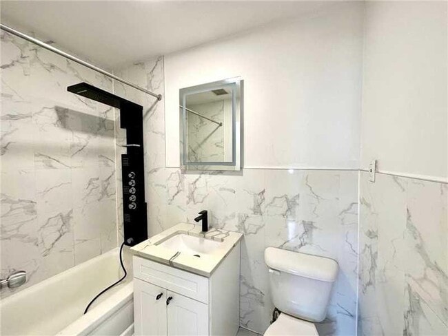 Foto del edificio - 66-61 73rd Pl
