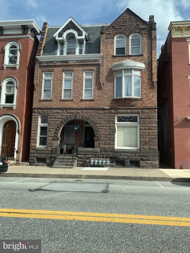 55 W Main St Unit 2, Mechanicsburg, PA 17055 Room for Rent in