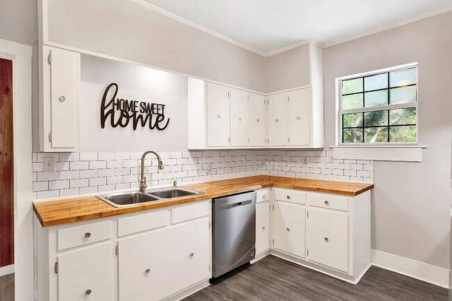 Foto del edificio - 3 Bedroom 2 Bathroom House in Mobile