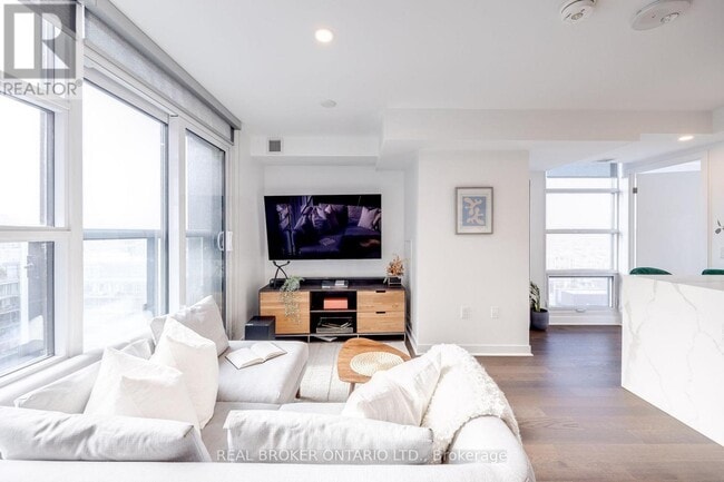 Building Photo - 501 Adelaide St W