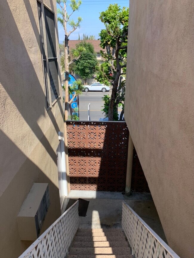 Foto del edificio - 6845 Hazeltine Ave