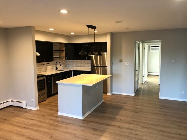 Building Photo - 809 S Dwyer Ave