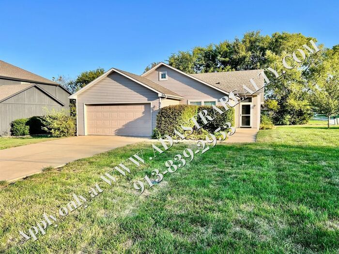 Primary Photo - Nice 3 Bed 2 Bath Home in Spring Hill-Avai...