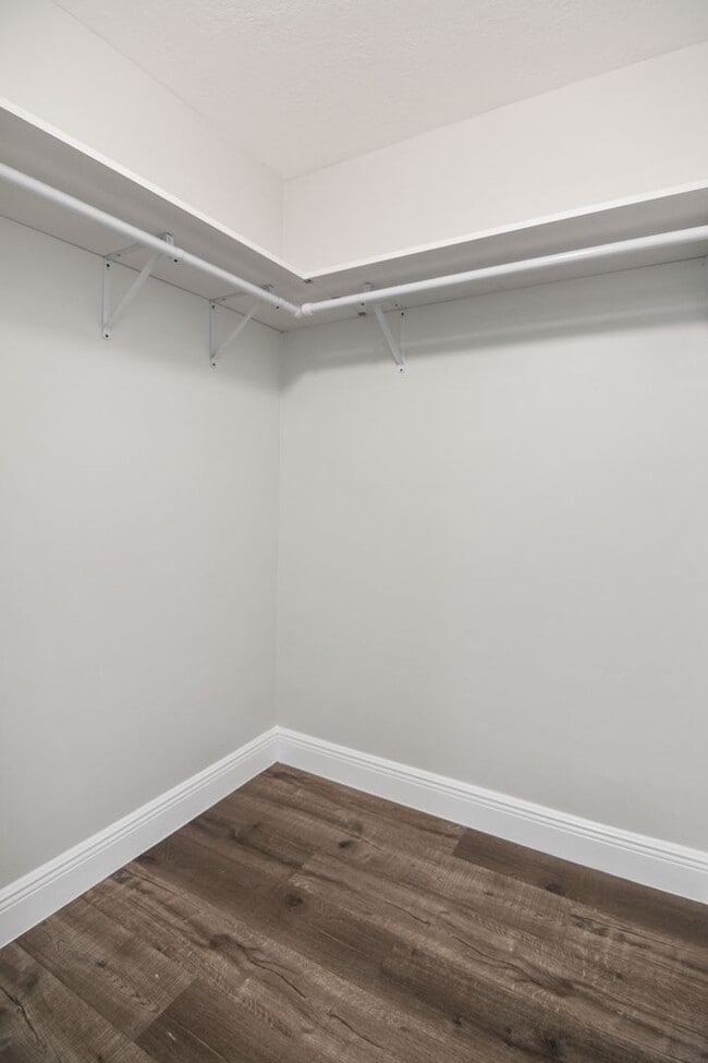 Foto del edificio - ONE BEDROOM ONE BATHROOM! WATERFRONT COMMUNITY! WITH W/D!!