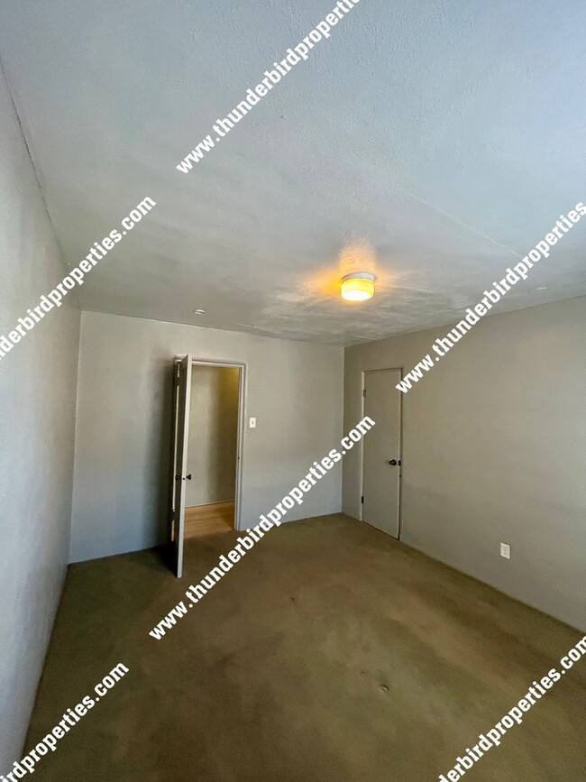 Building Photo - 1 bedroom, 1 bath near the park and CNM!