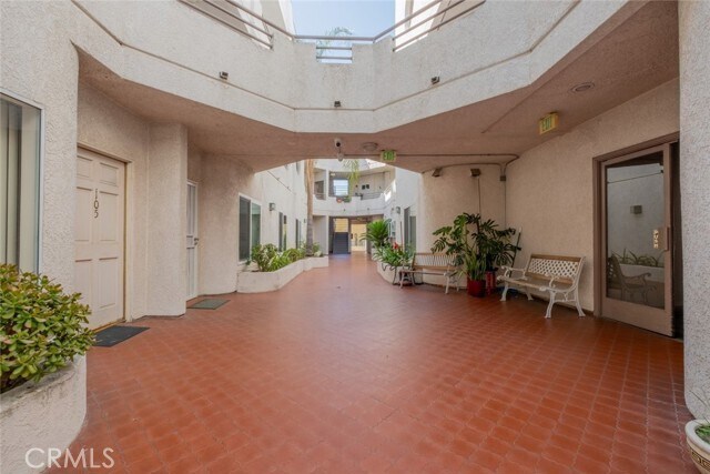 Foto del edificio - 6828 Laurel Canyon Blvd