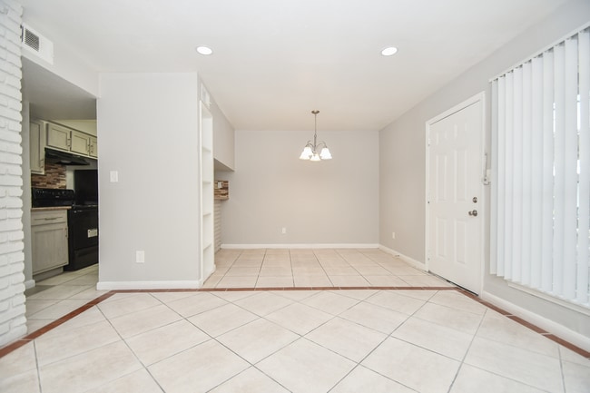 122775-DSC_3867.jpg - 7637 Harwin