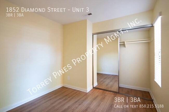 Building Photo - Pacific Beach 3BR Townhouse with Fireplace...