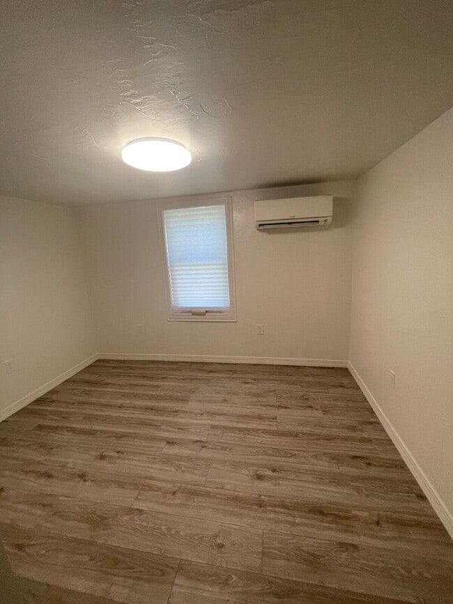 Building Photo - Rear Unit Located Near Parks & Minutes Fro...