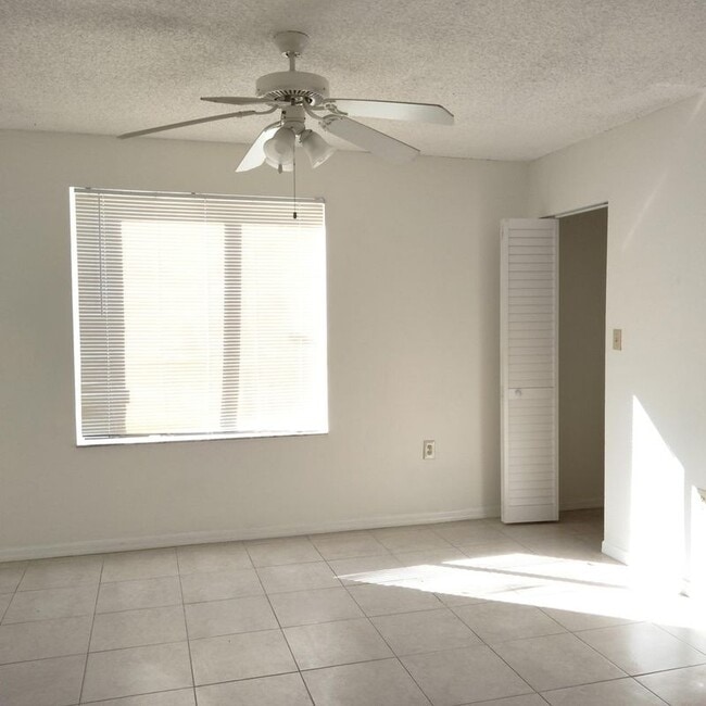 Foto del edificio - 17101 Glenmoor Dr