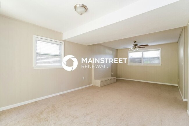 Building Photo - 3 Bedroom Pet-Friendly Home in Louisville, KY with Main Street Renewal