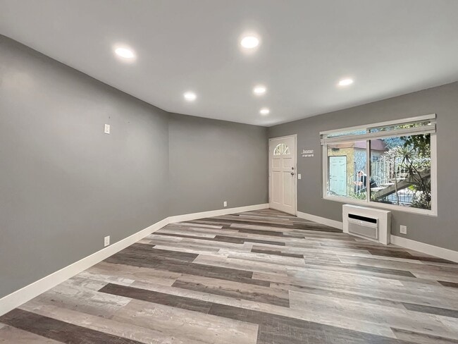 Building Photo - Charming 1BD/1BA Condo in Lakeside W/ Rese...