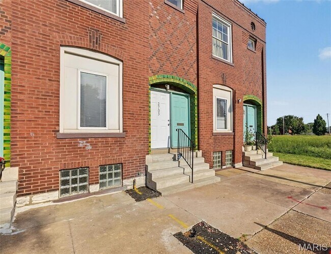 Foto del edificio - 2703 N Spring Ave