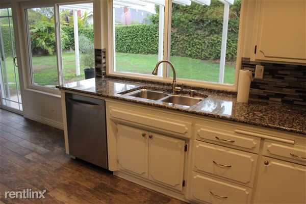 Building Photo - 9741 Kings Canyon Dr