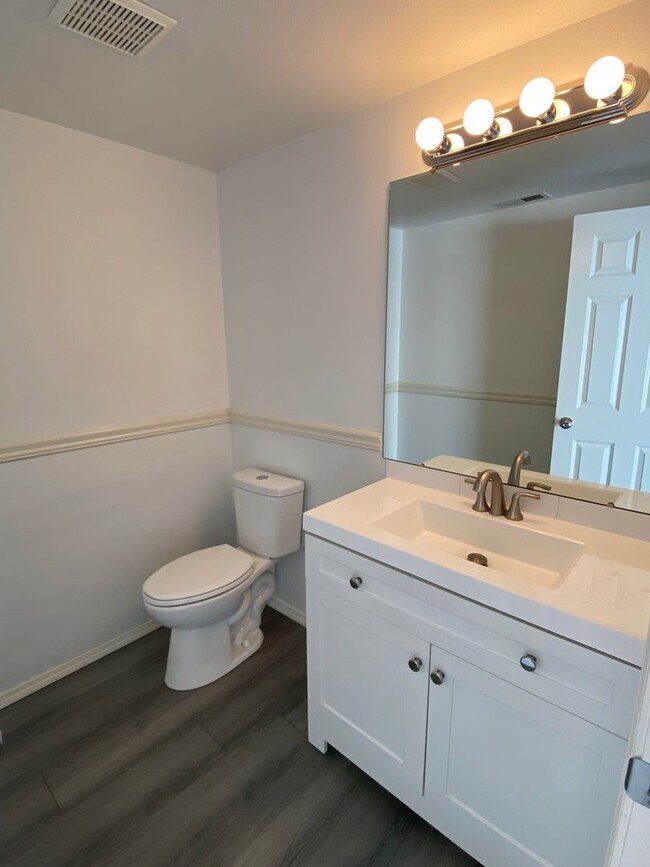 Building Photo - Spacious Townhome - Dual Master Bedrooms a...