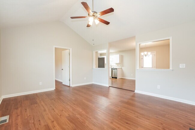 Foto del edificio - 581 Woodcrest Dr