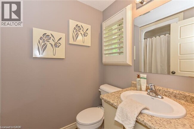 Photo du bâtiment - 300 Fallowfield Dr