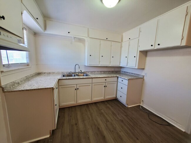 Foto del edificio - Remodeled 3-bedroom 1 bath home with large fenced in back yard!