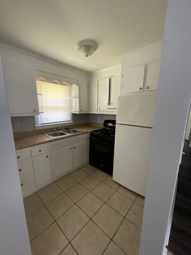 Building Photo - 3 bedrooms one bath apartment located in the Highlands, section of Portsmouth