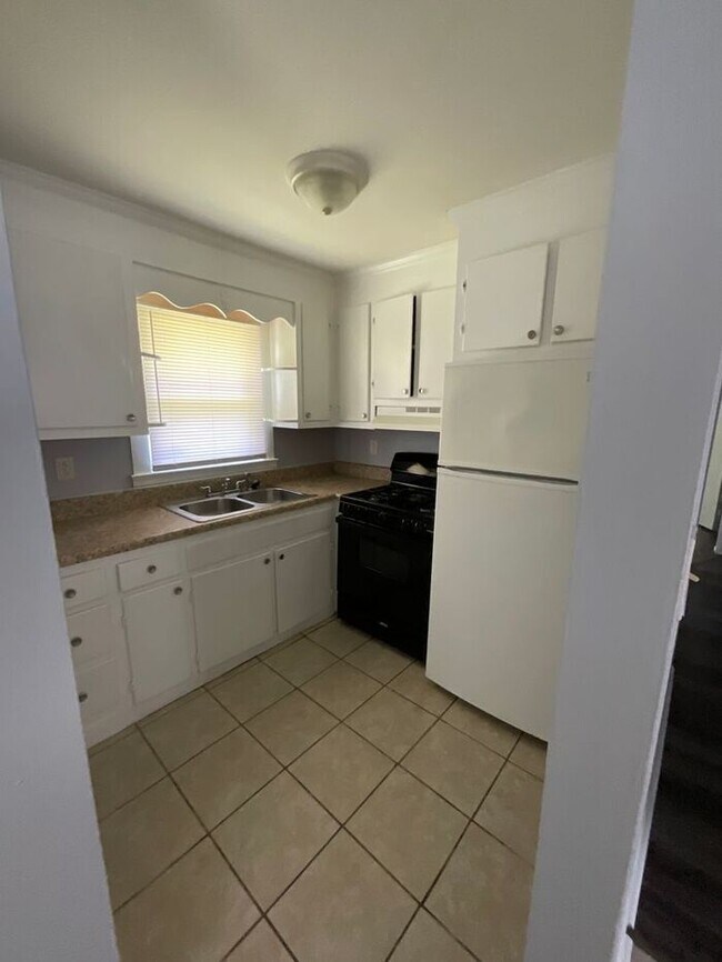 Foto del edificio - 3 bedrooms one bath apartment located in the Highlands, section of Portsmouth