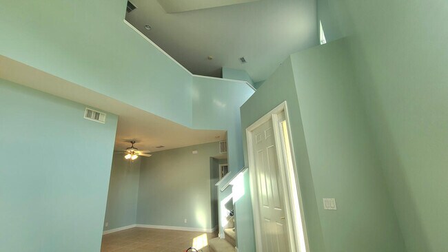 Building Photo - 10499 SW West Park Ave