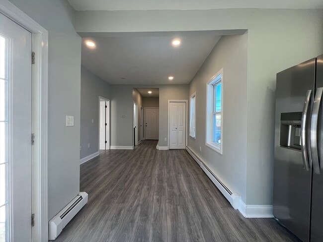 Building Photo - 318 Main St