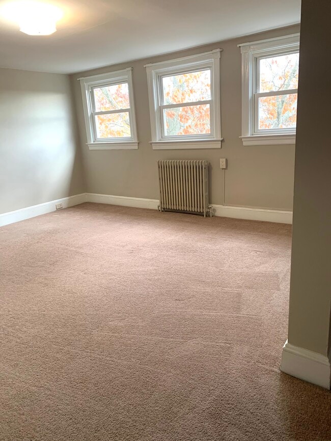living room - 501 W Callowhill St