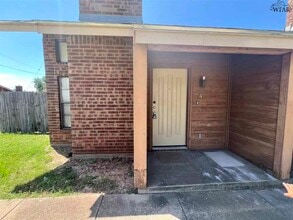 Building Photo - 4501 Mistletoe Dr