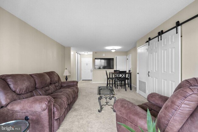 Building Photo - 15101 Interlachen Dr