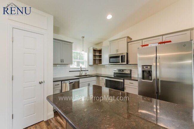 Foto del edificio - Available Now!