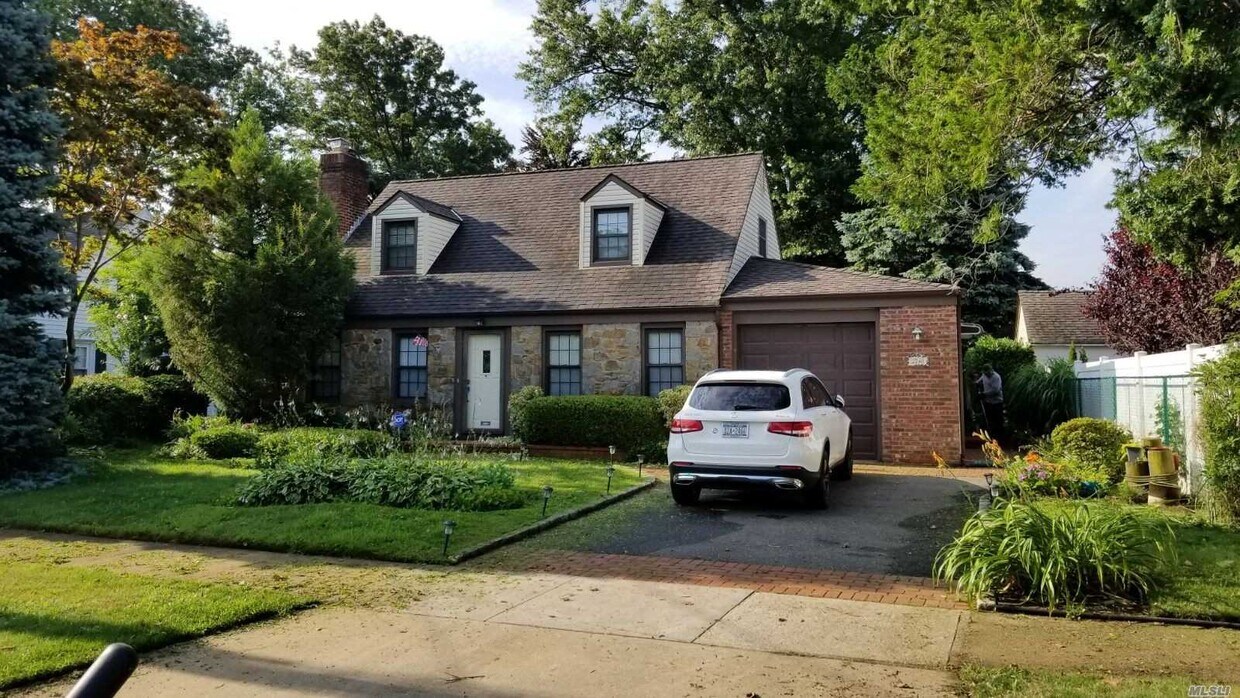 2740 Eastern Blvd, Baldwin, NY 11510 Room for Rent in Baldwin, NY