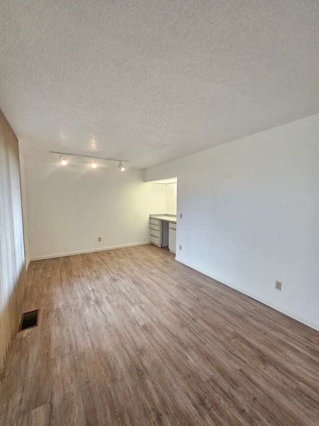 Building Photo - 1 Bedroom Condo on the Golf Course!