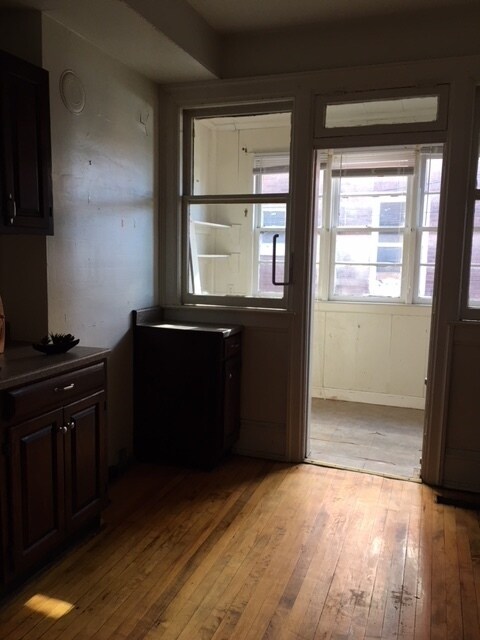 Building Photo - Three Bedroom Brick Home in the City of Charleston.