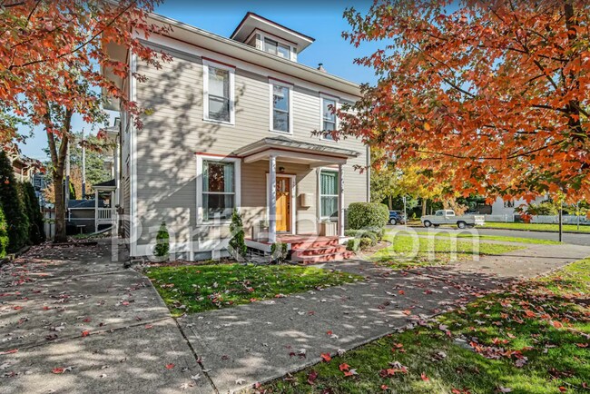 Foto del edificio - 1 Bedroom Unit in Tacoma Tri-Plex with Washer & Dryer!