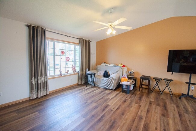Building Photo - Fantastic NW Rochester home with great updates!