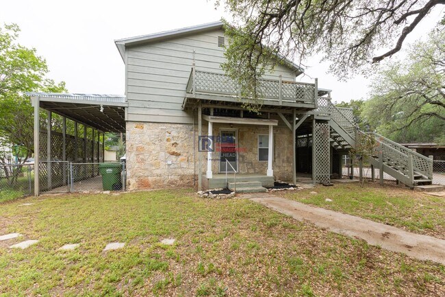 Foto del edificio - Distinctive Glen Rose Home with Large Rooms, Fenced Yard & Covered Parking