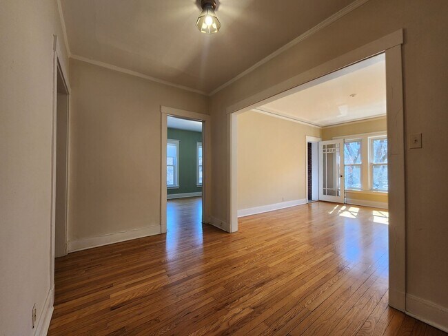 Foto del edificio - Large 3-bed/1-bath Apartment in the Heart of Rogers Park!