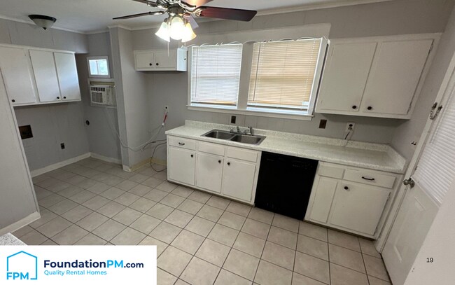 Foto del edificio - 5786 Woodlawn St